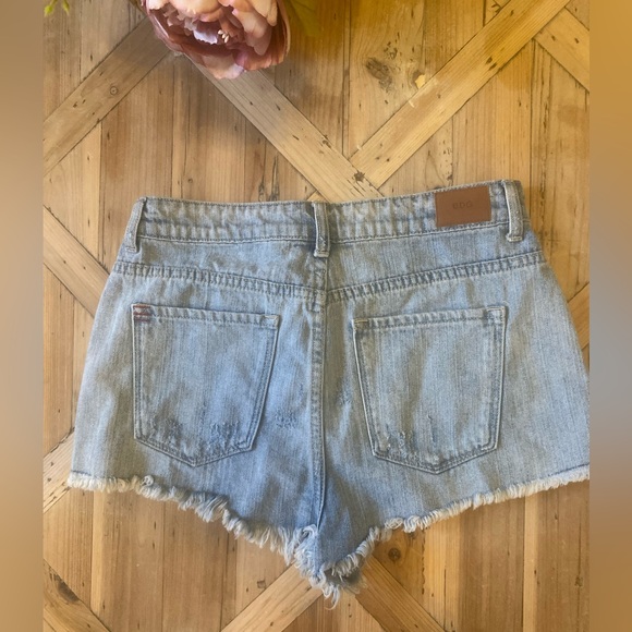 BDG High Rise DREE Distressed Camo Shorts Size 29 - Super cute fit 🎀 high waist - Picture 3 of 5
